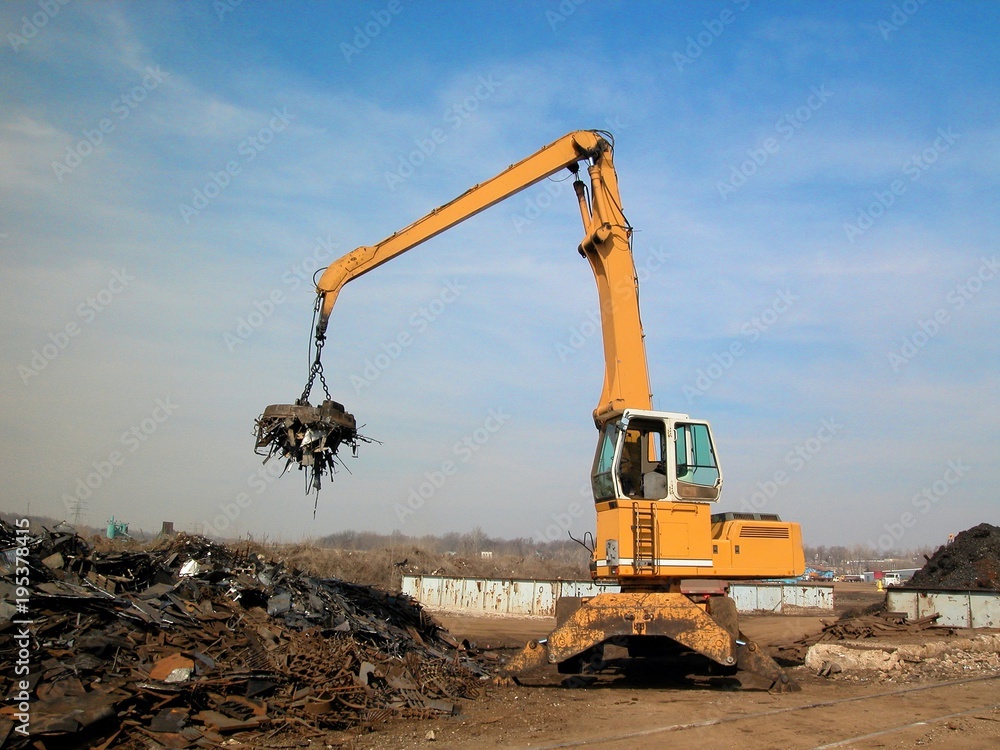 Obraz premium Junkyard crane with maginet moving scrap recycled steel