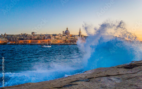 Blick auf Valetta von Sliema mit Wellen