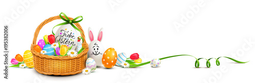 Frohe Ostern - Korb Dekoration mit bunt bemalten Ostereiern, Osterhasen Ei und geschwungenes Band