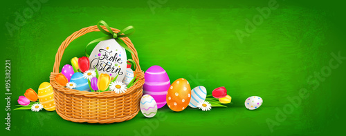Frohe Ostern - Osterkorb Dekoration mit bunt bemalten Ostereiern, Blumen und Textur Hintergrund grün