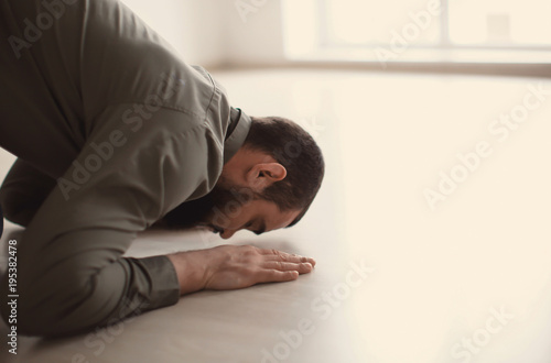 Young Muslim man praying, i...
