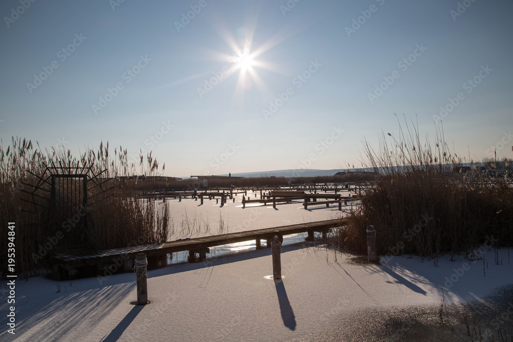 winterlicher, gefrorener Neusiedler See bei Sonnenuntergang