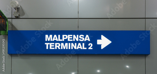 Obraz na plátně Sign pointing towards Malpensa Terminal 2, which services national as well as EasyJet flights throughout Europe