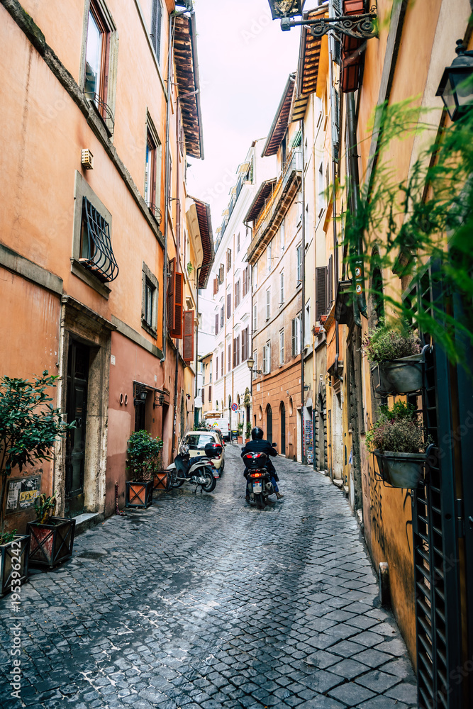 Motorrad in enger Straße in Rom in Italien