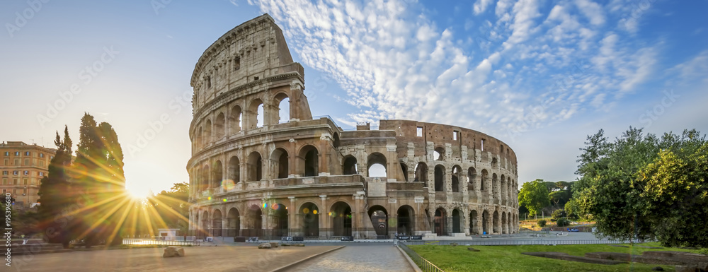 Fototapeta premium Koloseum w Rzymie w porannym słońcu