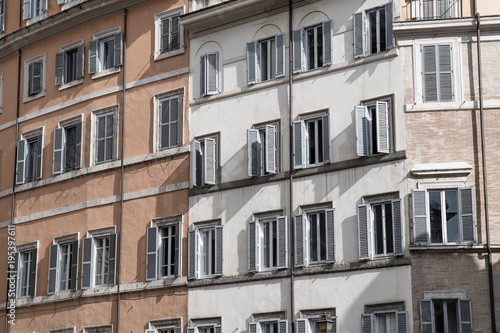 Häuserfront mit Fenster und Fensterläden in Rom in Italien