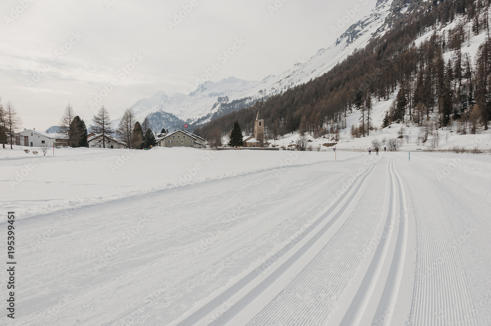 Sils, Sils Maria, Segl, Silsersee, Engadin, Oberengadin, Langlauf, Langlaufloipe, Kirche, Baselgia, Winter, Wintersport, Alpen, Graubünden, Schweiz