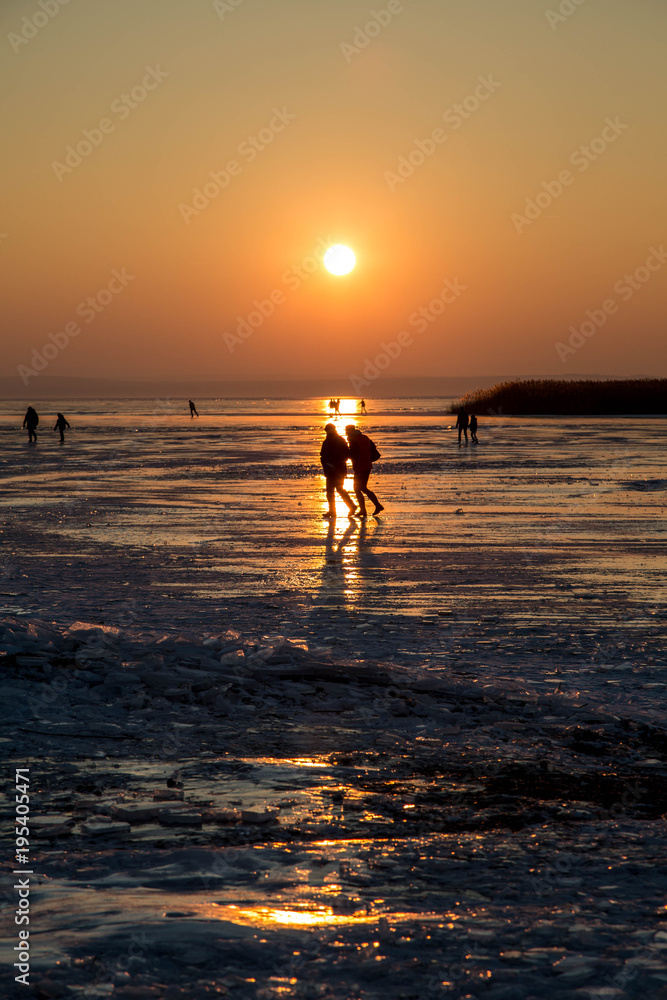 gefrorener Neusiedler See bei Sonnenuntergang