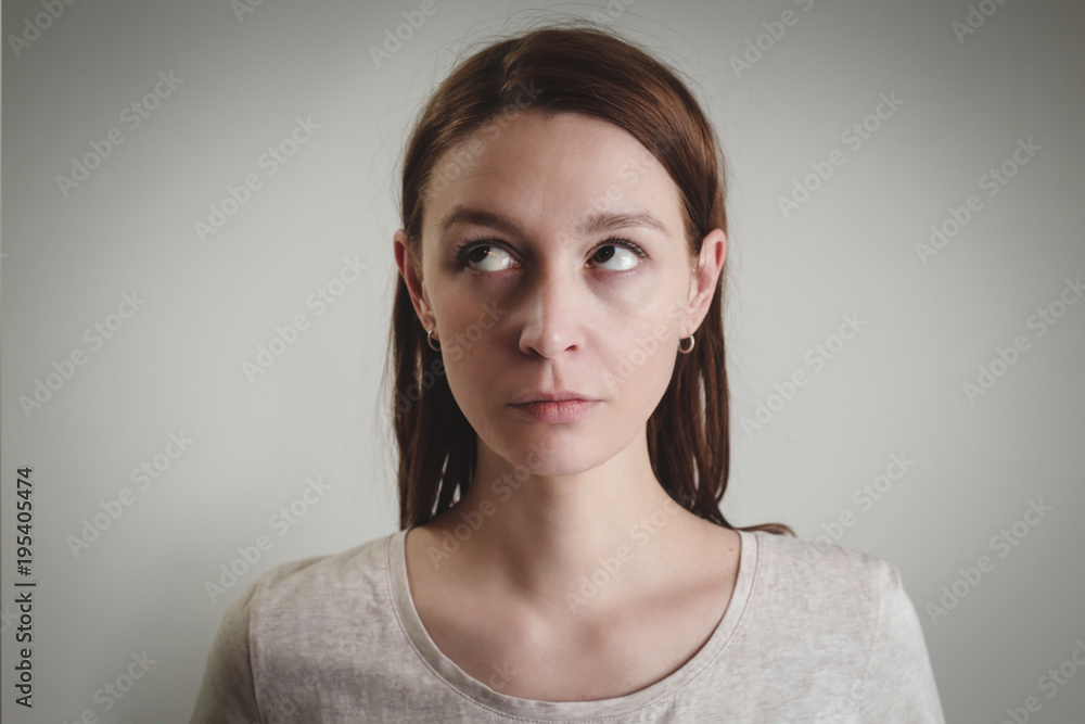 Studio portrait of young woman looking up
Studio portrait of young woman looking up