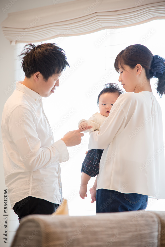 赤ちゃんをあやす男性 赤ちゃんをあやす男性