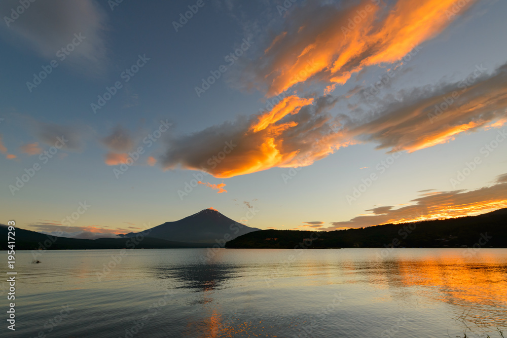 富士山と吊るし雲