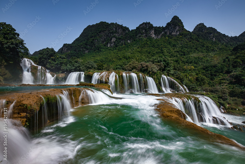 Fototapeta premium Ban Gioc Waterfall - Detian waterfall Ban Gioc Waterfall - Detian waterfall Ban Gioc Waterfall is the most magnificent waterfall in Vietnam, located in Dam Thuy Commune, Trung Khanh District, Cao Bang
