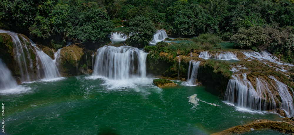 Fototapeta premium Ban Gioc Waterfall - Detian waterfall Ban Gioc Waterfall - Detian waterfall Ban Gioc Waterfall is the most magnificent waterfall in Vietnam, located in Dam Thuy Commune, Trung Khanh District, Cao Bang