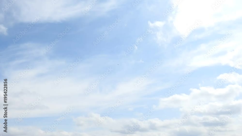 右上から太陽の光。雲手前右上へ、背後左下へ。春の空。鳥の群れ一瞬。タイムラプス動画 右上から太陽の光。雲手前右上へ、背後左下へ。春の空。鳥の群れ一瞬。タイムラプス動画