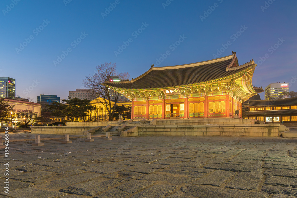 Fototapeta premium Deoksugung Palace at night in Seoul city, South Korea