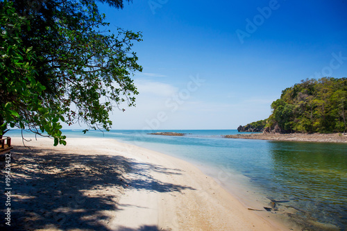 Fototapeta Naklejka Na Ścianę i Meble -  Summer beach with clearly sea and blue sky at Tarutao national park Satun, Thailand. Using for summer background 