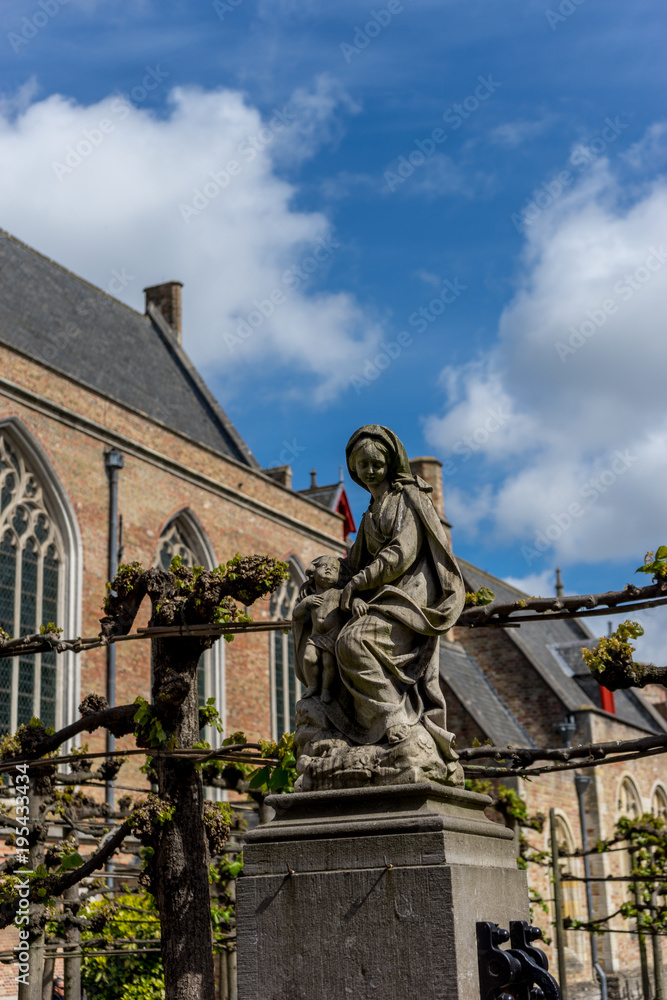 Fototapeta premium Pomnik Najświętszej Maryi Panny i Dzieciątka Jezus Chrystus w Brugge, Belgia, Europa