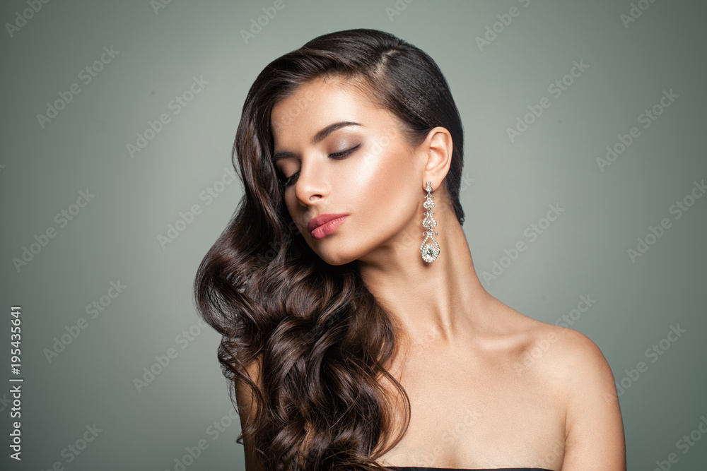 Naklejka premium Beautiful Female Model. Perfect Makeup. Wavy Hair. Jewelry Earrings