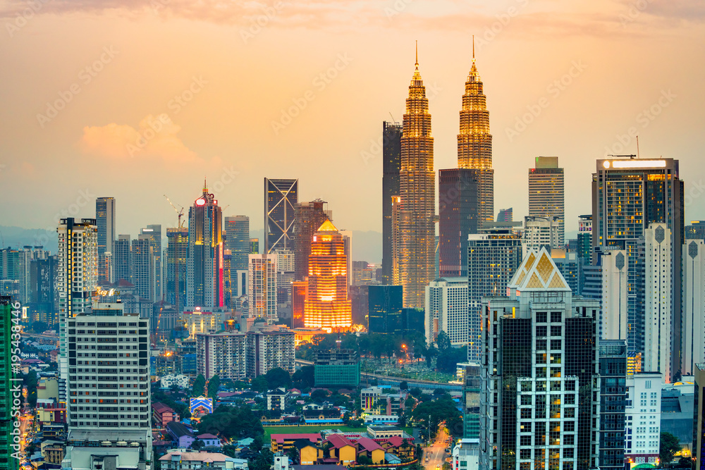Naklejka premium Kuala Lumpur, Malezja. Panoramę zachodu słońca