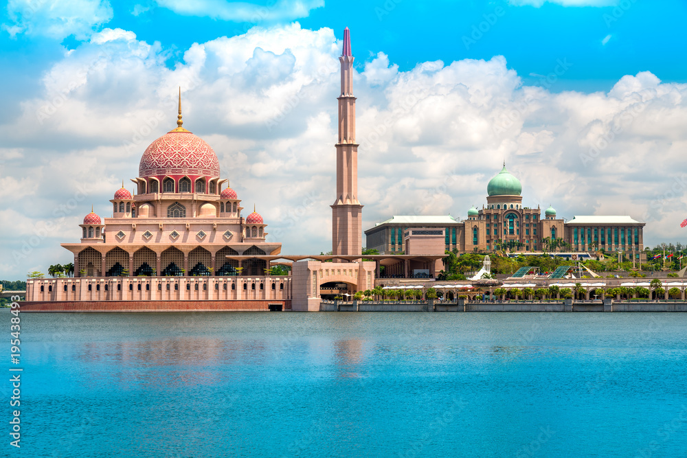 Fototapeta premium Meczet Putra na terytorium federalnym Putrajaya, Kuala Lumpur, Malezja.