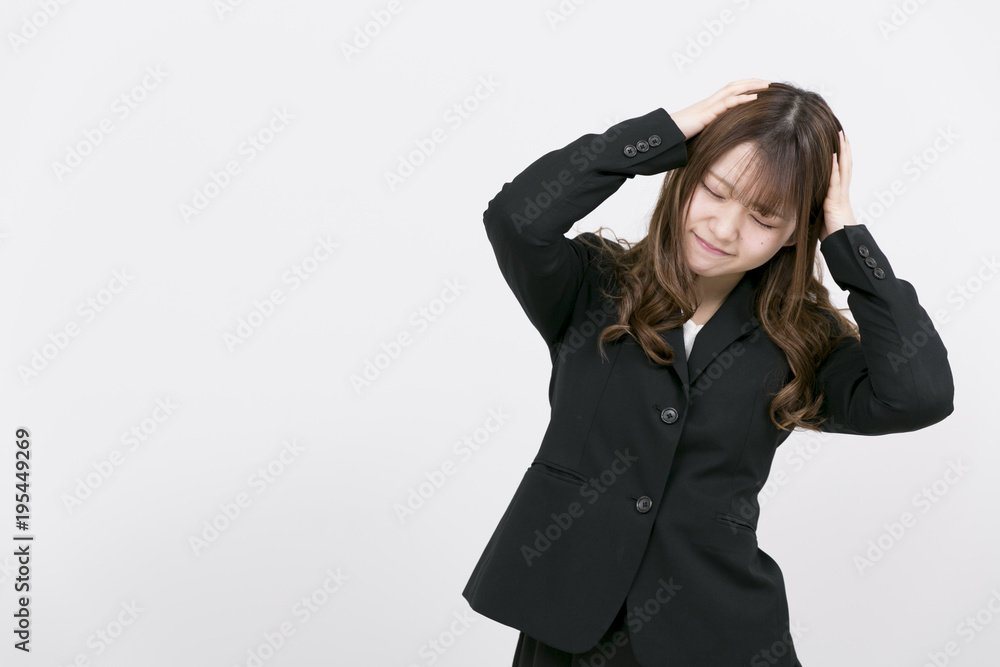 悩むスーツの女性 悩むスーツの女性