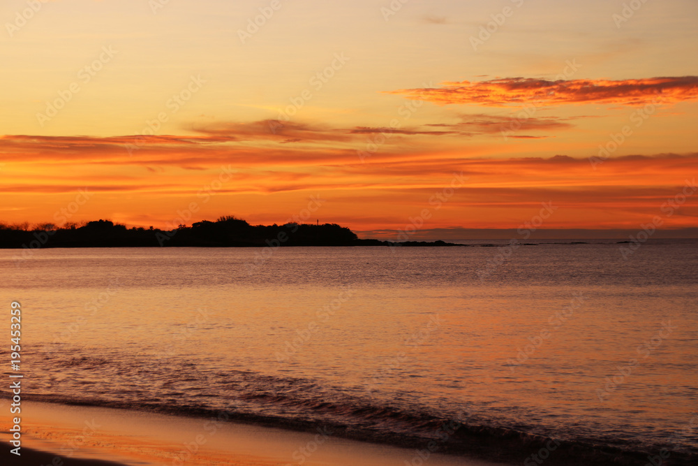 Sonnenuntergang am Pazifischen Ozean auf den Galapagos Inseln