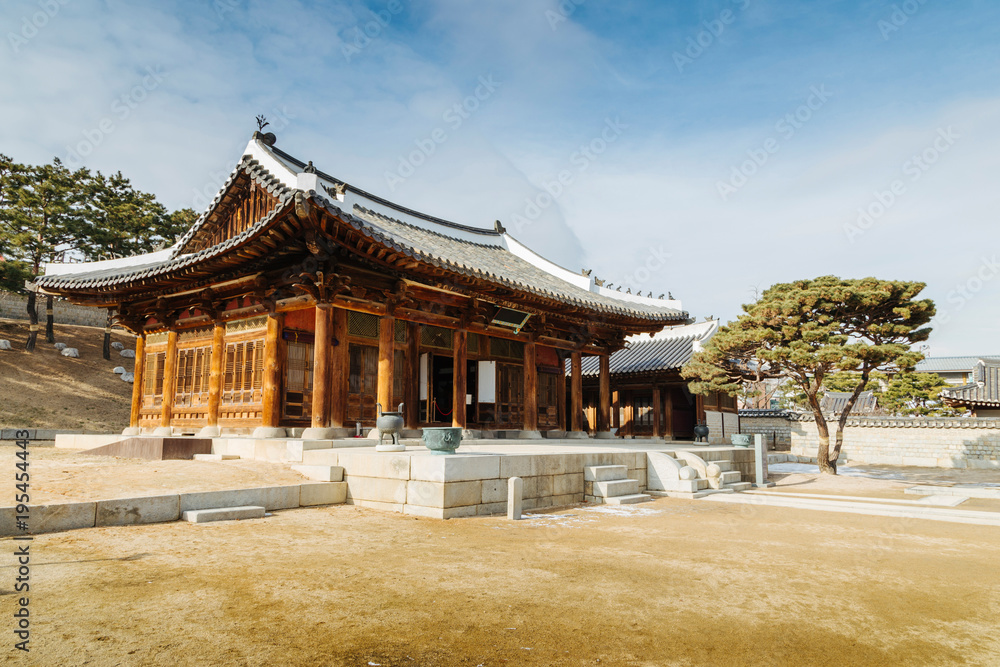 Obraz premium Hwaseong Haenggung Palace tradycyjny dom w Suwon, Korea