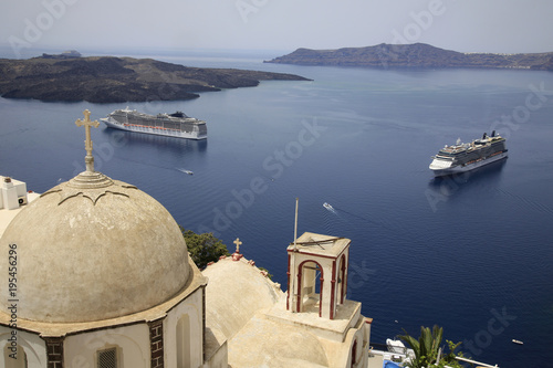 Insel Santorin mit Kreuzfahrtschiffen, Kykladen, Griechenland, Europa