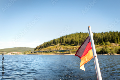 Blick auf den Schluchsee und Bäume, Deutschlandflagge im Vordergrund