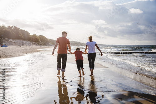 Familie im Urlaub am Strand