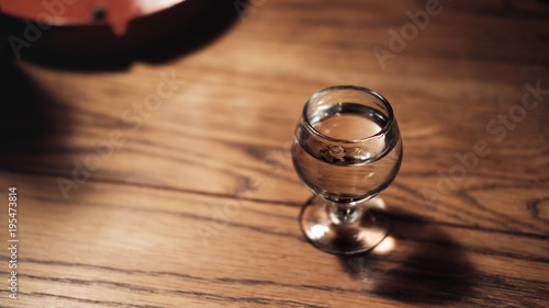 Fotografia Schnapsglas auf Holztisch