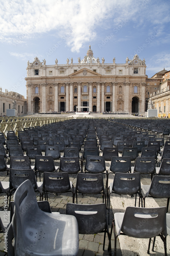  Empty chairs in front Basilica de San Pedro, in square, Piazza de San Pietro, Vatican city, Rome, Italy.