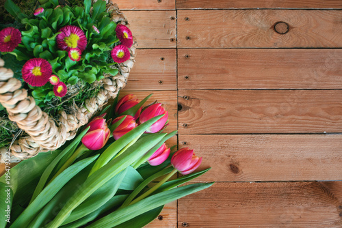 Fototapeta Naklejka Na Ścianę i Meble -  Spring flowers in a basket