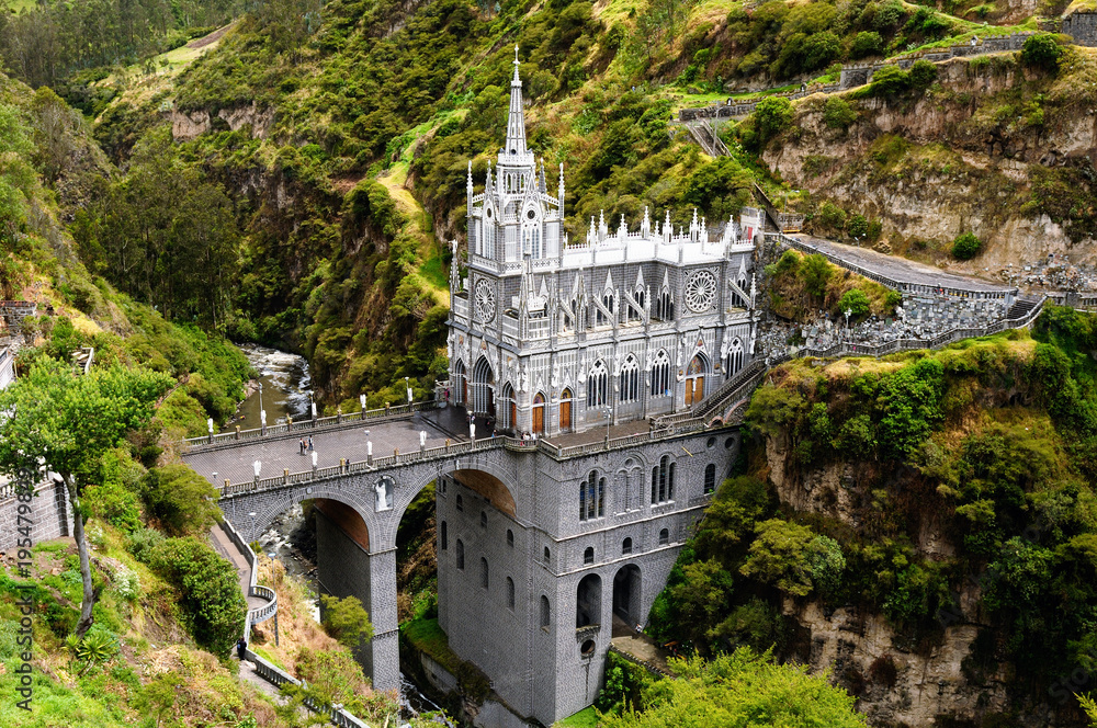 Fototapeta premium Jeden z najpiękniejszych kościołów na świecie. Sanktuarium Las Lajas zbudowane w Kolumbii w pobliżu granicy z Ekwadorem