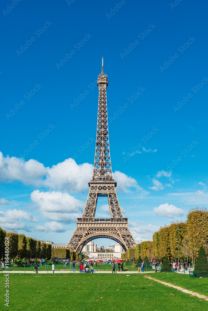 Fototapeta premium Tour Eiffel (Eiffel Tower) in Paris, France