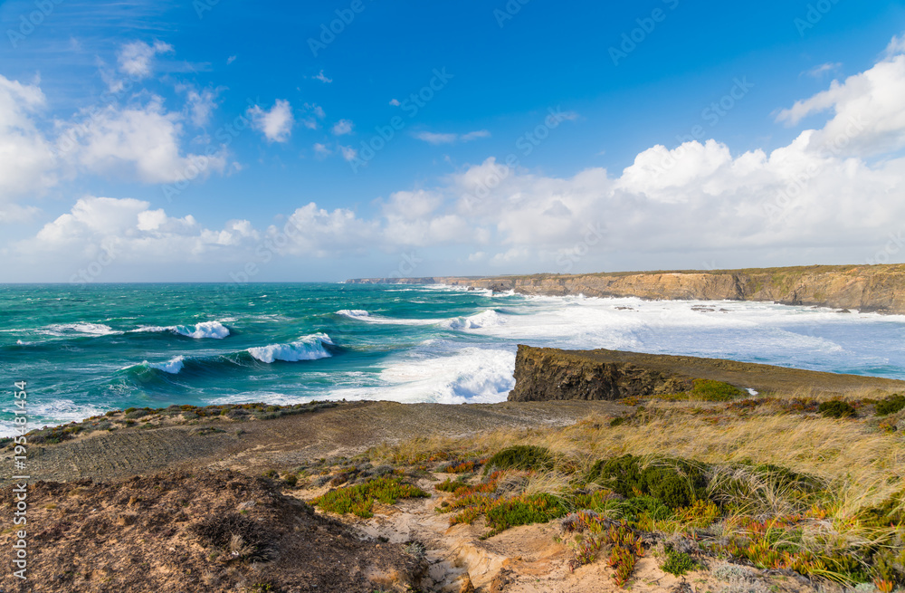 Bucht am Atlantik mit hohen Wellen - Portugal Bucht am Atlantik mit hohen Wellen - Portugal