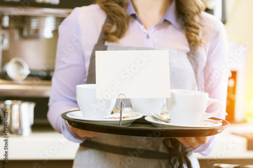 Servicekraft in einem Cafe