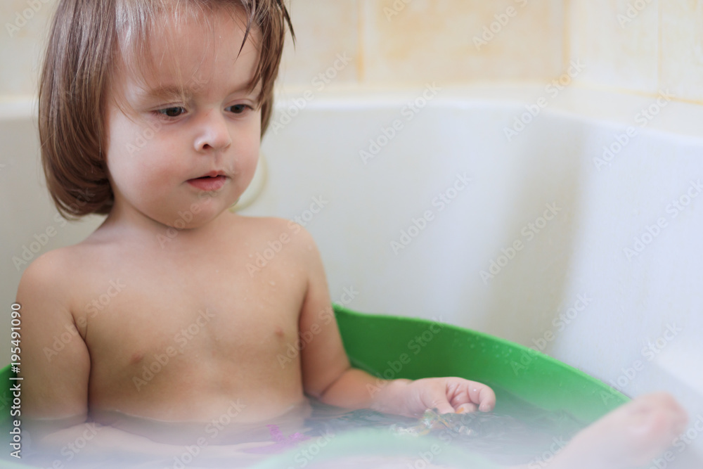 baby naked bath 