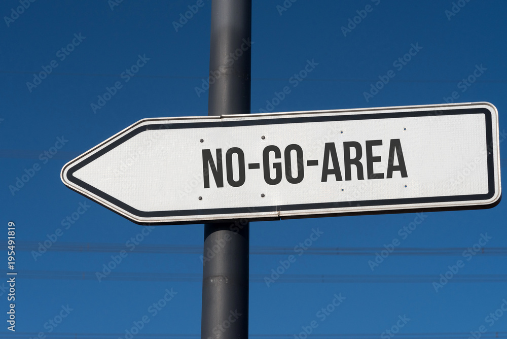 Ein Richtungspfeil zeigt auf No Go Area Ein Richtungspfeil zeigt auf No Go Area