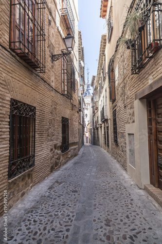 Fototapeta Naklejka Na Ścianę i Meble -  Narrow street in historic center of Toledo. Spain.