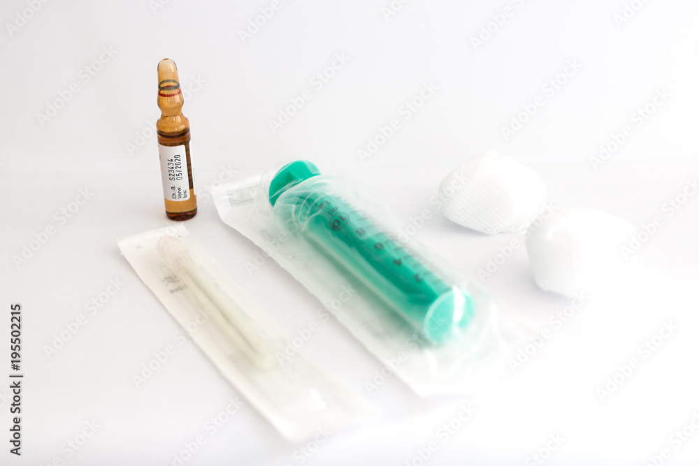 Spritze mit Nadel und Ampulle mit Impfstoff oder Medizin für Grippewelle, Grippeschutzimpfung, Grippeimpfung, Grippe, Impfung Spritze mit Nadel und Ampulle mit Impfstoff oder Medizin für Grippewelle, Grippeschutzimpfung, Grippeimpfung, Grippe, Impfung
