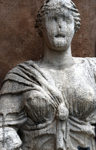 Statue der sprechenden Madama Lucrezia in der Piazza di San Marco photo