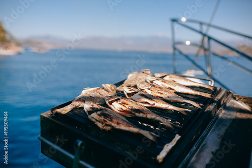 Canvas Print Fish grill / There are fish on the grill and grilled