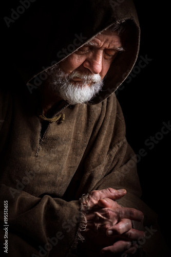 Alter Mönch im Gebet