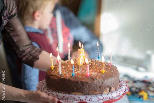 Kindergeburtstag mit Kuchen und Krerzen
