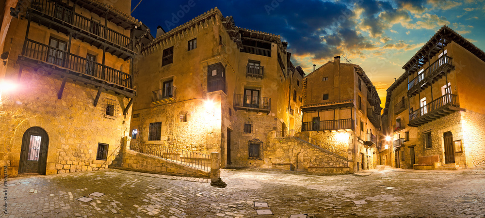 Obraz premium Pueblo medieval español.Viajes y aventuras por España.Plaza del pueblo en escena nocturna.Albarracin.Aragón