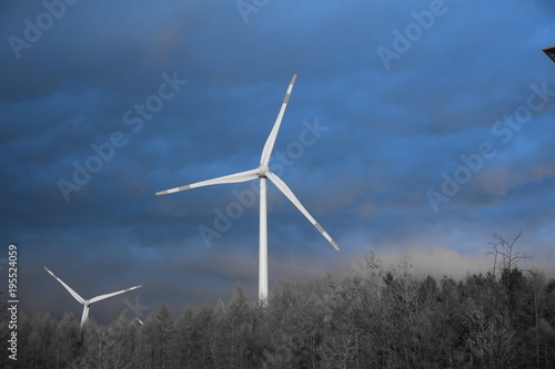 Windmühlen vor dunklem Gewitterhimmel © Regine Ruedinger