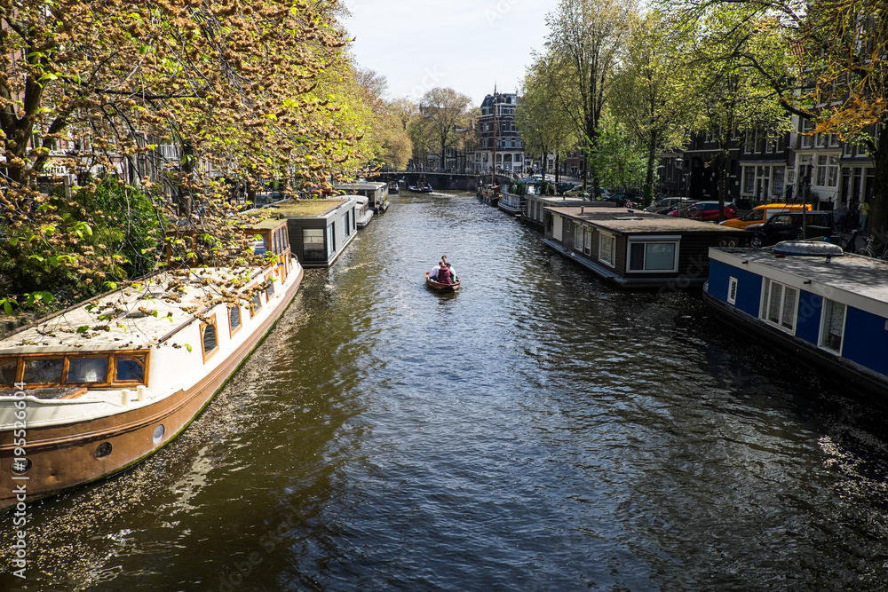 Hausboote auf Gracht in Amsterdam 2017