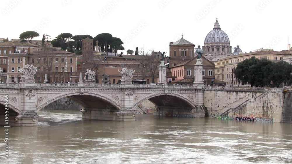 Roma, Italia. Tevere in piena. Ponte con Santo Spirito e San Pietro sullo sfondo. Roma, Italia. Tevere in piena. Ponte con Santo Spirito e San Pietro sullo sfondo.