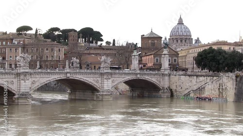 Roma, Italia. Tevere in piena. Ponte con Santo Spirito e San Pietro sullo sfondo.